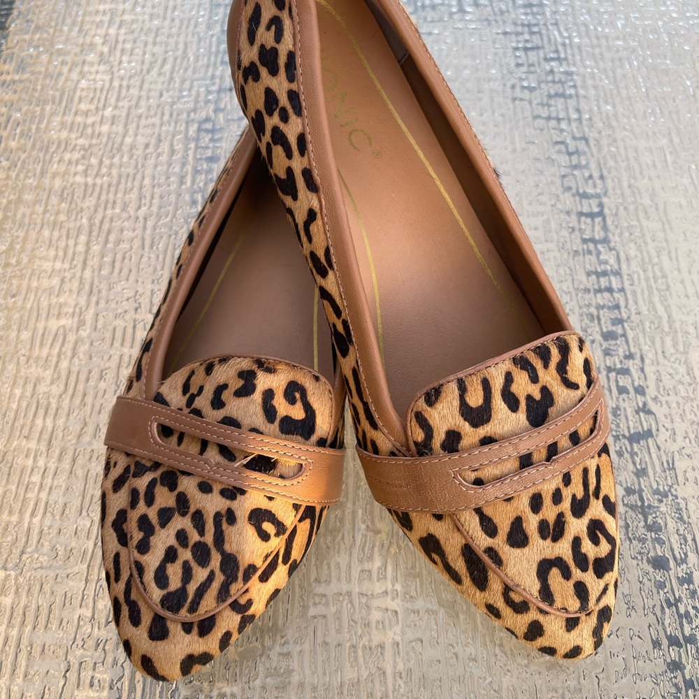 Vionic Savannah Leopard Size 6 Flats Plantar Fasciitis Like New